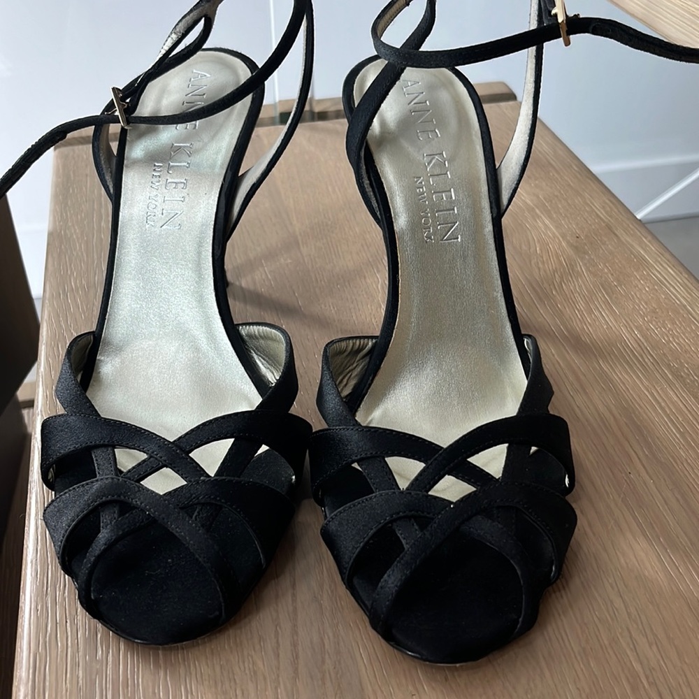 Anne Klein 9M Black Satin Sandals Flick